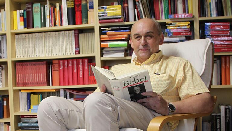 Bei all dem Engagement war die Zeit zum Lesen knapp bemessen. Dennoch zog sich Alfred Schrenk immer wieder gerne in sein Bücherzimmer zurück. Foto: Archiv/Ulrike Müller - Bei all dem Engagement war die Zeit zum Lesen knapp bemessen. Dennoch zog sich Alfred Schrenk immer wieder gerne in sein Bücherzimmer zurück. Foto: Archiv/Ulrike Müller Bei all dem Engagement war die Zeit zum Lesen knapp bemessen. Dennoch zog sich Alfred Schrenk immer wieder gerne in sein Bücherzimmer zurück. Foto: Archiv/Ulrike Müller - Bei all dem Engagement war die Zeit zum Lesen knapp bemessen. Dennoch zog sich Alfred Schrenk immer wieder gerne in sein Bücherzimmer zurück. Foto: Archiv/Ulrike Müller