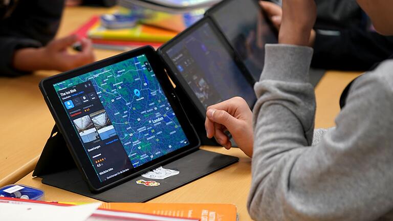 Schüler arbeiten an einem Tablet - Mehr als 6 Milliarden Euro hatte der Bund für den ersten Digitalpakt unter anderem zur Anschaffung von Tablets für Schulen bereitgestellt. (Symbolbild) Schüler arbeiten an einem Tablet - Mehr als 6 Milliarden Euro hatte der Bund für den ersten Digitalpakt unter anderem zur Anschaffung von Tablets für Schulen bereitgestellt. (Symbolbild)