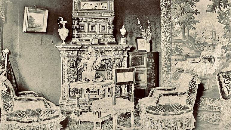 Die Kaminecke in seiner Würzburger Wohnung, fotografiert von Wilhelm Conrad Röntgen. Rechts hängt ein Gobelin mit einer Naturdarstellung, die Möbel sind teure Schreinerarbeiten. Die Kaminecke in seiner Würzburger Wohnung, fotografiert von Wilhelm Conrad Röntgen. Rechts hängt ein Gobelin mit einer Naturdarstellung, die Möbel sind teure Schreinerarbeiten.