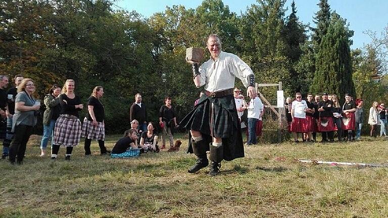 Gestandenes Mannsbild im Kilt beim Pflasterstein-Wurf.