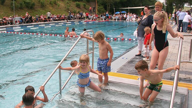 Noch können die Wasserratten nicht wie im vergangenen Jahr im Markt Einersheimer Terrassenbad baden. Die Gemeinde will das Bad aber Ende Juni öffnen. Noch können die Wasserratten nicht wie im vergangenen Jahr im Markt Einersheimer Terrassenbad baden. Die Gemeinde will das Bad aber Ende Juni öffnen.