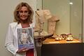 Hella Brice, Witwe des berühmten Winnetou-Darstellers Pierre Brice, betrachtete bei ihrem Besuch im Knauf-Museum die Schuhe ihres Mannes, die er bei den Karl May-Festspielen in Elspe getragen hatte.