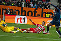 FC Augsburg - 1. FC Köln       -  FCA-Torwart Rafal Gikiewicz und Robert Gumny können das 1:3 durch Kölns Linton Maina nicht verhindern.