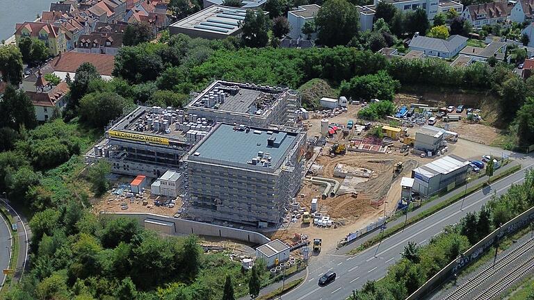 Der Neubau des Staatsarchivs (hier eine Drohnenaufnahme vom August 2024) ist mit kalkulierten 75 Millionen Euro aktuell das größte Bauprojekt in Kitzingen. Der Neubau des Staatsarchivs (hier eine Drohnenaufnahme vom August 2024) ist mit kalkulierten 75 Millionen Euro aktuell das größte Bauprojekt in Kitzingen.
