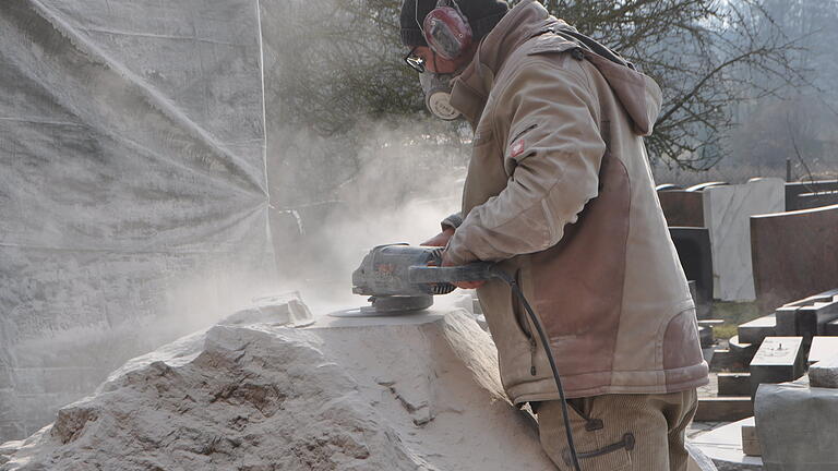 Christopher Schmeißer bei der Arbeit an seinem 'Hofheimer Orakel'. Christopher Schmeißer bei der Arbeit an seinem 'Hofheimer Orakel'.