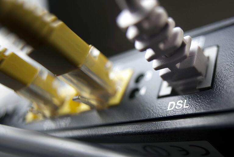 Ein Anschluss aus dem Festnetz an einem DSL-Router. Ein Anschluss aus dem Festnetz an einem DSL-Router. 