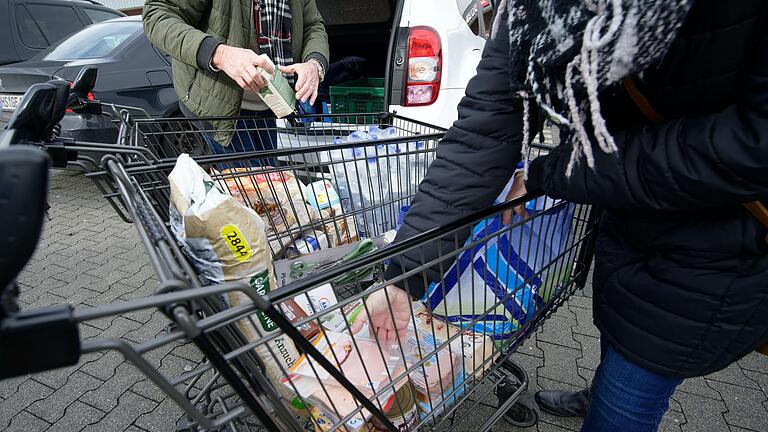 Der gemeinsame Einkauf mit seiner Bekannten im Supermarkt eskaliert, als ein Mann an der Kasse und später auf dem Parkplatz ausrastet (Symbolbild). Der gemeinsame Einkauf mit seiner Bekannten im Supermarkt eskaliert, als ein Mann an der Kasse und später auf dem Parkplatz ausrastet (Symbolbild).
