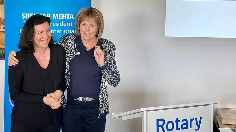 Genoveva Milewski, RC Haßfurt Präsidentin, bedankt sich bei MdB Dorothee Bär für deren Grußworte. Genoveva Milewski, RC Haßfurt Präsidentin, bedankt sich bei MdB Dorothee Bär für deren Grußworte.