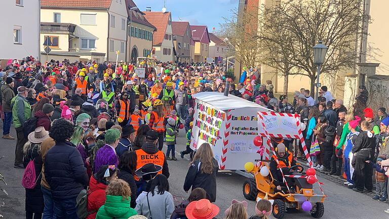Beste Stimmung herrschte beim Faschingszug in Poppenlauer. - Beste Stimmung herrschte beim Faschingszug in Poppenlauer. Beste Stimmung herrschte beim Faschingszug in Poppenlauer. - Beste Stimmung herrschte beim Faschingszug in Poppenlauer.