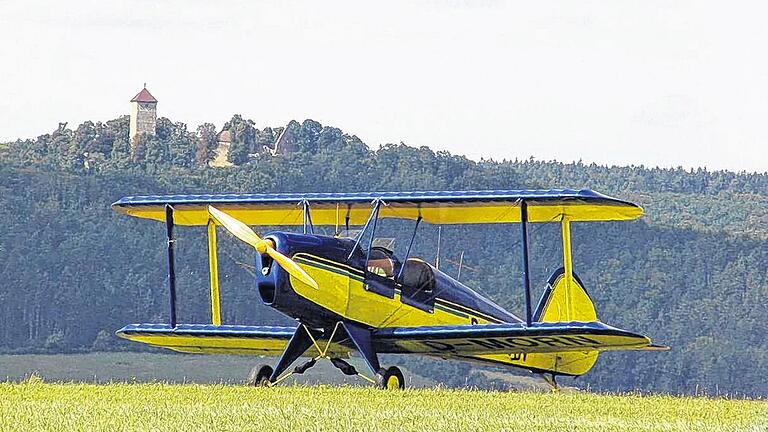 Wie aus dem Bilderbuch: Doppeldecker zu Gast beim Fliegerfest der Ostheimer Segelfliegergemeinschaft zum 80. Vereinsjubiläum mit der Lichtenburg im Hintergrund.