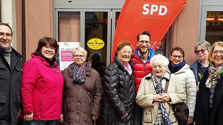 Rote Tulpen der Lohrer SPD zum Weltfrauentag in der Lohrer Fußgängerzone.