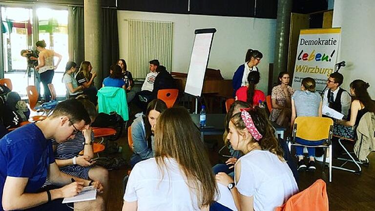 In kleinen Gruppen beschäftigten sich die jungen Erwachsenen beim pics4peace-Workshop im Matthias-Grünewald-Gymnasium mit verschiedenen Themen rund um Demokratie und Frieden.
