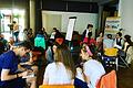 In kleinen Gruppen beschäftigten sich die jungen Erwachsenen beim pics4peace-Workshop im Matthias-Grünewald-Gymnasium mit verschiedenen Themen rund um Demokratie und Frieden.