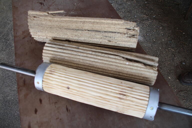 Die alten Walzen der mechanischen Flachsbreche (hinten) fielen dem Holzwurm zum Opfer. Vorne die neue Walze, die Gerhard Strauß nachbauen ließ. Die alten Walzen der mechanischen Flachsbreche (hinten) fielen dem Holzwurm zum Opfer. Vorne die neue Walze, die Gerhard Strauß nachbauen ließ.