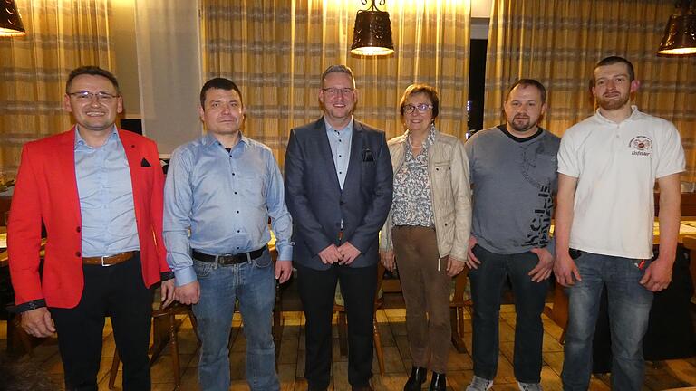 Birgit Bayer, die Kreisvorsitzende der Wählergemeinschaft Haßberge, freut sich über die starke Mannschaft der FWG Pfarrweisach. Im Bild von links: Reiner Mönch, Sebastian Bock, Christoph Göttel, Birgit Bayer, Martin Kuhn und Lukas Eisfelder. Birgit Bayer, die Kreisvorsitzende der Wählergemeinschaft Haßberge, freut sich über die starke Mannschaft der FWG Pfarrweisach. Im Bild von links: Reiner Mönch, Sebastian Bock, Christoph Göttel, Birgit Bayer, Martin Kuhn und Lukas Eisfelder. 