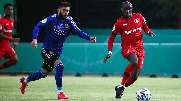 Ein großes Spiel: Fanol Perdedaj (links) im Trikot des 1. FC Saarbrücken im DFB-Pokal-Halbfinale gegen Bayer Leverkusen Moussa Diaby (rechts). Ein großes Spiel: Fanol Perdedaj (links) im Trikot des 1. FC Saarbrücken im DFB-Pokal-Halbfinale gegen Bayer Leverkusen Moussa Diaby (rechts).