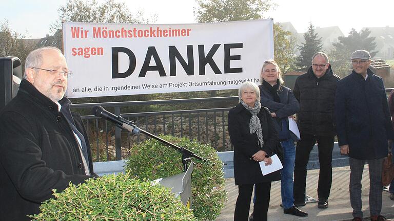 Michael Fuchs (links), der Leiter des Staatlichen Bauamts Schweinfurt, lobte das Zusammenspiel aller Beteiligten. Im Hintergrund ist das Plakat zu sehen, mit denen sich die Bewohnerinnen und Bewohner Mönchstockheims für die Ortsumgehung bedankten. Michael Fuchs (links), der Leiter des Staatlichen Bauamts Schweinfurt, lobte das Zusammenspiel aller Beteiligten. Im Hintergrund ist das Plakat zu sehen, mit denen sich die Bewohnerinnen und Bewohner Mönchstockheims für die Ortsumgehung bedankten.