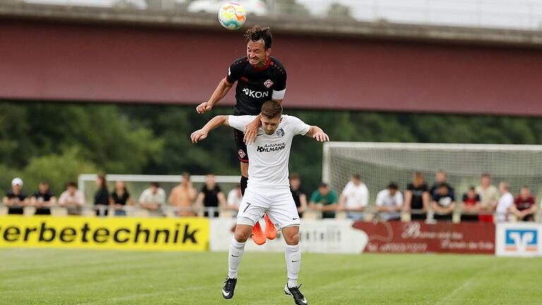 Eine typische Szene für das Geschehen im Mittelfeld: Karlburgs Neuzugang Markus Mjalov (unten) ist im Zweikampf mit Kickers-Kapitän Peter Kurzweg nur zweiter Sieger. Eine typische Szene für das Geschehen im Mittelfeld: Karlburgs Neuzugang Markus Mjalov (unten) ist im Zweikampf mit Kickers-Kapitän Peter Kurzweg nur zweiter Sieger.