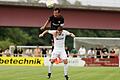 Eine typische Szene für das Geschehen im Mittelfeld: Karlburgs Neuzugang Markus Mjalov (unten) ist im Zweikampf mit Kickers-Kapitän Peter Kurzweg nur zweiter Sieger.