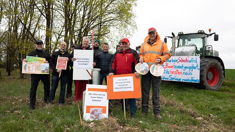 Die Landwirte im Landkreis Schweinfurt bei einer Demonstration gegen die roten Gebiete an der Bohrstelle Geldersheim, im April 2023. Die Landwirte im Landkreis Schweinfurt bei einer Demonstration gegen die roten Gebiete an der Bohrstelle Geldersheim, im April 2023.