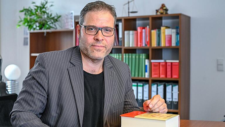 Strafverteidiger für brutale Fälle: Der Würzburger Anwalt Hanjo Schrepfer kümmert sich häufig um Mörder und Vergewaltiger. Strafverteidiger für brutale Fälle: Der Würzburger Anwalt Hanjo Schrepfer kümmert sich häufig um Mörder und Vergewaltiger. 