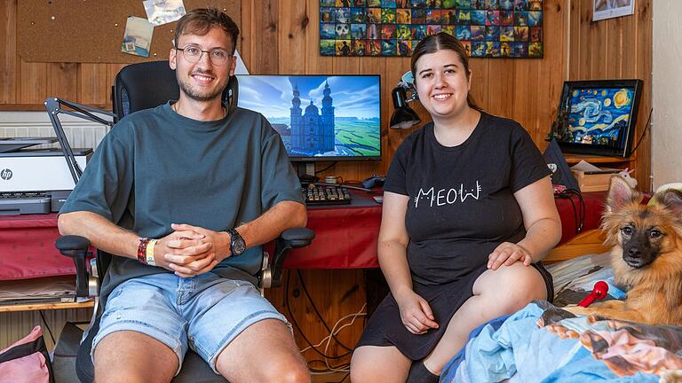 Aaron Gentner und Marie Weiand spielen leidenschaftlich gern Minecraft und bauen dort die Stadt Würzburg originalgetreu nach. Aaron Gentner und Marie Weiand spielen leidenschaftlich gern Minecraft und bauen dort die Stadt Würzburg originalgetreu nach.