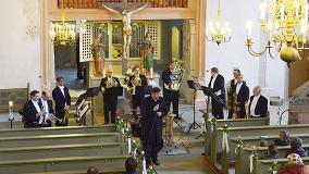 Blech 10 in St. Michael: Pfarrer Oliver Englert leitet zurzeit die evangelische Gemeinde in Ostheim inte-rimsweise, da das Amt des Pfarrers seit dem Ausscheiden von Pfarrer Christian Schümann vakant ist. Darum gehört zu Englerts Pflichten auch das Begrüßungs- und das Schlusswort bei kirchlich-musikalischen Veranstaltungen. Um ihn sind die Musikanten von “Blech 10“ geschart, die am Sonntag ein eindrucksvolles Konzert nur mit Blechblasinstrumenten gaben. Blech 10 in St. Michael: Pfarrer Oliver Englert leitet zurzeit die evangelische Gemeinde in Ostheim inte-rimsweise, da das Amt des Pfarrers seit dem Ausscheiden von Pfarrer Christian Schümann vakant ist. Darum gehört zu Englerts Pflichten auch das Begrüßungs- und das Schlusswort bei kirchlich-musikalischen Veranstaltungen. Um ihn sind die Musikanten von “Blech 10“ geschart, die am Sonntag ein eindrucksvolles Konzert nur mit Blechblasinstrumenten gaben.