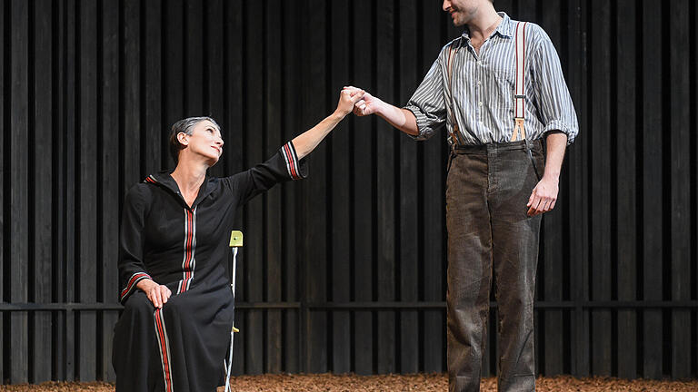 Mit dem Schauspiel 'Bluthochzeit' von Federico Garcia Lorca zeigt das Mainfrankentheater Würzburg das Entstehen einer archaischen Familienfehde.