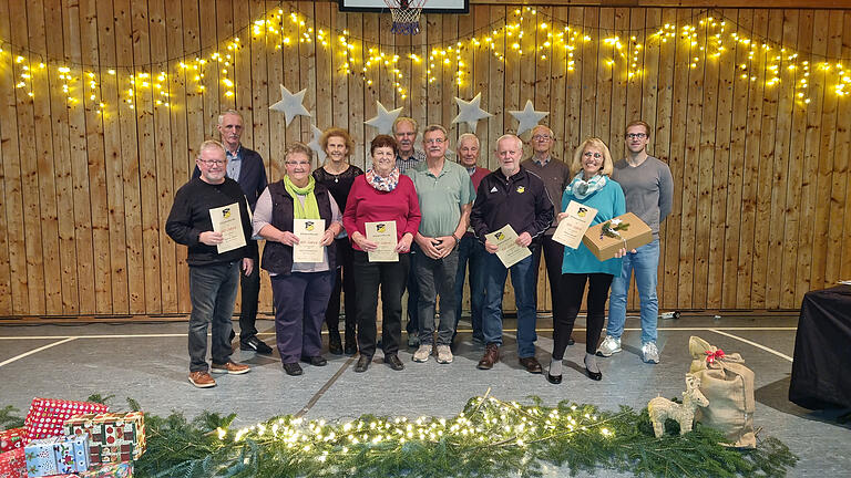 50 Jahre Mitgliedschaft: Werner Übner, Anton Keller, Ruth Zimmermann, Heidi Gehring, Luitgard Lechner, Josef Pfister, Norbert Weeth, Klaus Schmelzing, Helmut Übner, Hans Dobler, Petra Weingart, Jonas Prause (2. Vositzender). 50 Jahre Mitgliedschaft: Werner Übner, Anton Keller, Ruth Zimmermann, Heidi Gehring, Luitgard Lechner, Josef Pfister, Norbert Weeth, Klaus Schmelzing, Helmut Übner, Hans Dobler, Petra Weingart, Jonas Prause (2. Vositzender).
