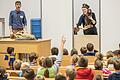 Bei der Kinderuni im Hörsaal Audimax in der Universität in Würzburg erklärten die beiden Dozenten Dr. Sebastian Market und Veronika Perschin das Thema Evolution.