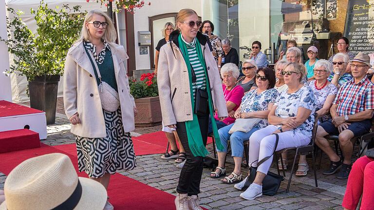 Trendige Herbstfarben, neue Materialien und Schnitte sowie Brillen, Taschen und Schuhe  wurden auch in diesem Jahr wieder bei der Gemündener Modenschau 'Herbstflimmern' präsentiert.