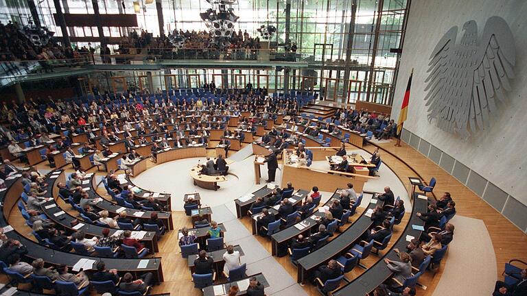 Regierungsumzug Bonn - Berlin - 1999 verabschiedet sich der Bundestag aus Bonn und zieht nach Berlin um. Regierungsumzug Bonn - Berlin - 1999 verabschiedet sich der Bundestag aus Bonn und zieht nach Berlin um.