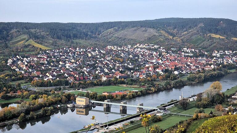 Blick auf dem Natura Trail oberhalb der Weinlage 'Ravensburg' auf Erlabrunn mit Staustufe und Badeseen. Blick auf dem Natura Trail oberhalb der Weinlage 'Ravensburg' auf Erlabrunn mit Staustufe und Badeseen.
