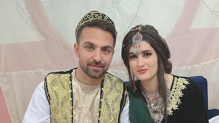 Ein Afghane in Bad Kissingen - Golagha Farhad Rostami und seine Lida, das Foto zeigt die beiden bei der Hochzeit in traditionellen Gewändern. Ein Afghane in Bad Kissingen - Golagha Farhad Rostami und seine Lida, das Foto zeigt die beiden bei der Hochzeit in traditionellen Gewändern.