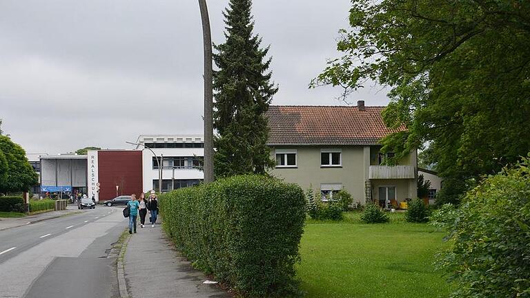 Auf diesem Grundstück direkt an der Dr.- Ernst Weber Straße soll die neue Berufsfachschule für Musik entstehen.
