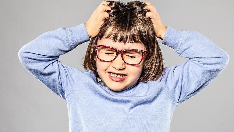 irritated young girl pulling out hair for itchy lice allergies       -  Sie krabbeln, jucken und saugen &ndash; Läuse machen vor keinem Kopf Halt und sind zu einem häufigen wie lästigen Familienproblem geworden.