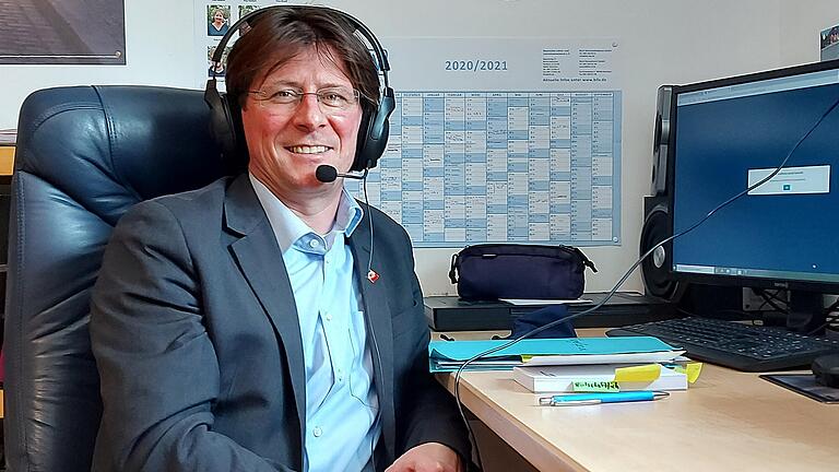1. Bürgermeister René Wohlfart im Gespräch mit Schülerinnen und Schülern der Wolffskeel-Realschule.