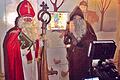 Zusammen mit einem Kameramann machten am Sonntag Sankt Nikolaus und Knecht Ruprecht einen Rundgang am Adventshaus und lobten die Zeichnungen der Kinder. So auch das Bild zum Nikolaustag im Hintergrund.