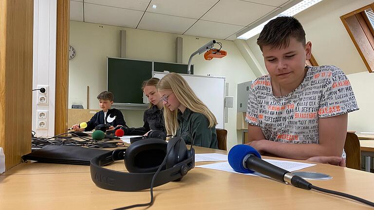 Eine Woche lang arbeiteten zwei Teams an der Produktion eines digitalen Hörspiels. Von links Jonas Brand,&nbsp;Mia Pfriem, Sarah Ebert und&nbsp;Samuel Heinlein