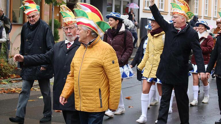 Der Elferrat zieht durch die Stadt, auf dem Weg zum Rathaus. - Der Elferrat zieht durch die Stadt, auf dem Weg zum Rathaus. Der Elferrat zieht durch die Stadt, auf dem Weg zum Rathaus. - Der Elferrat zieht durch die Stadt, auf dem Weg zum Rathaus.