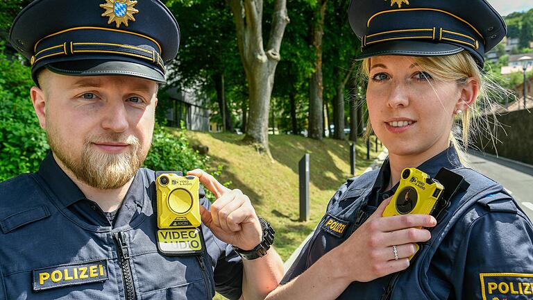 Bodycams: Polizei in Unterfranken hat jetzt Uniform-Kameras - Gut sichtbar trägt die Polizei die signalgelben Bodycams an ihrer Uniform. Bodycams: Polizei in Unterfranken hat jetzt Uniform-Kameras - Gut sichtbar trägt die Polizei die signalgelben Bodycams an ihrer Uniform.