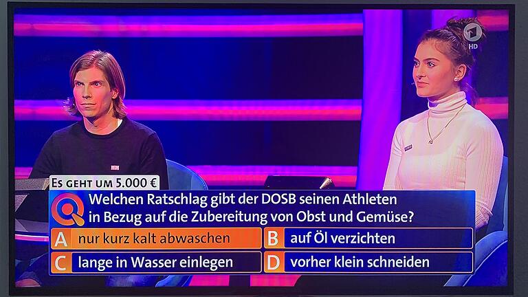 In der ARD-Sendung 'Das Quiz' waren am Montagnachmittag die Würzburger Florettfechterin Leonie Ebert und ihr Kollege Peter Joppich als Kandidaten im Fernsehen. Mit der richtigen Antwort auf diese Frage erreichten sie ihre selbstgesteckte Gewinnstufe von 5000 Euro. In der ARD-Sendung 'Das Quiz' waren am Montagnachmittag die Würzburger Florettfechterin Leonie Ebert und ihr Kollege Peter Joppich als Kandidaten im Fernsehen. Mit der richtigen Antwort auf diese Frage erreichten sie ihre selbstgesteckte Gewinnstufe von 5000 Euro.