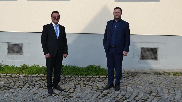 Werner Haaf (links) wird von Tobias Herzog (Mitglied des Vorstandes) verabschiedet.