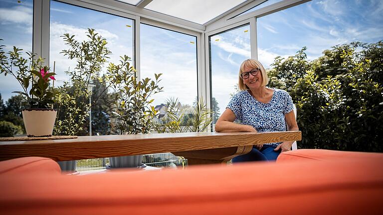 'Ich für mich habe alles richtig gemacht', sagt Martina Weber. Sie ist froh über ihre Entscheidung, in ein Mini-Haus gezogen zu sein. 'Ich für mich habe alles richtig gemacht', sagt Martina Weber. Sie ist froh über ihre Entscheidung, in ein Mini-Haus gezogen zu sein.