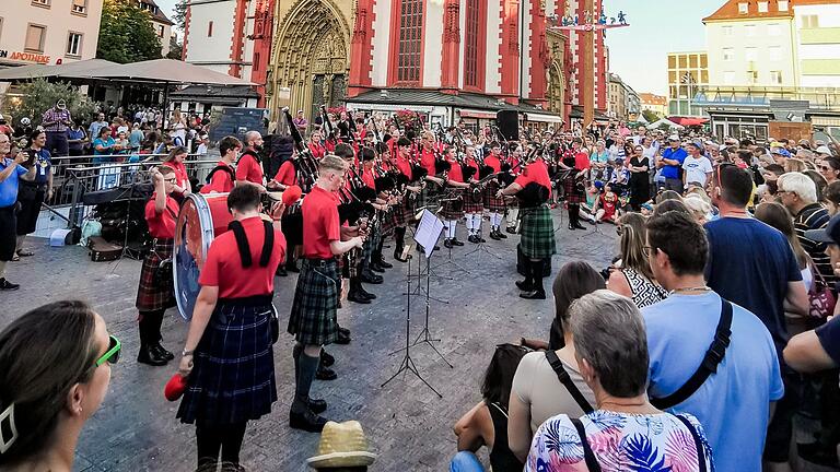 Schottische Klänge am Fuße der Marienkapelle: Die traditionelle Pipe Band bereicherte das Straßenmusikfestival musikalisch und optisch. Ein kraftvolles Zeichen der Verbundenheit der beiden Partnerstädte.