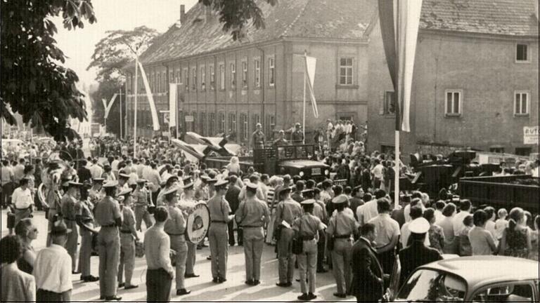 Tausende von Menschen verfolgten 1970 die Feiern zum 1150-jährigen Bestehen Giebelstadts. Im Bild: der US-Musikcorps am Marktplatz (im Hintergrund: MIM-23, ein mobiles Flugabwehrraketensystem). Tausende von Menschen verfolgten 1970 die Feiern zum 1150-jährigen Bestehen Giebelstadts. Im Bild: der US-Musikcorps am Marktplatz (im Hintergrund: MIM-23, ein mobiles Flugabwehrraketensystem).