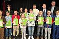 Die erfolgreichen Nachwuchssportler aus den Bereichen Seifenkisten- und Kartrennen, Schwimmen, Schach und Hundeführen ehrten Sportreferent Christian Ach und Bürgermeister Thorsten Wozniak (hinten von rechts).