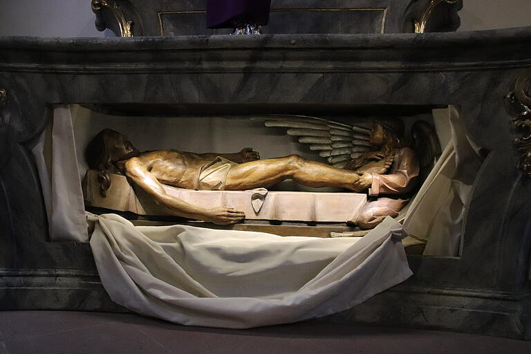 Ist nur an zwei Tagen im Jahr zu sehen: die fast lebensgroße hölzerne Statue Christi, der im Grab liegt. Das Jahr über ist das Werk des Würzburger Bildhauers Josef Gerngras unter dem Kreuzaltar der St. Michael-Kirche in Lohr verborgen. Ist nur an zwei Tagen im Jahr zu sehen: die fast lebensgroße hölzerne Statue Christi, der im Grab liegt. Das Jahr über ist das Werk des Würzburger Bildhauers Josef Gerngras unter dem Kreuzaltar der St. Michael-Kirche in Lohr verborgen. 