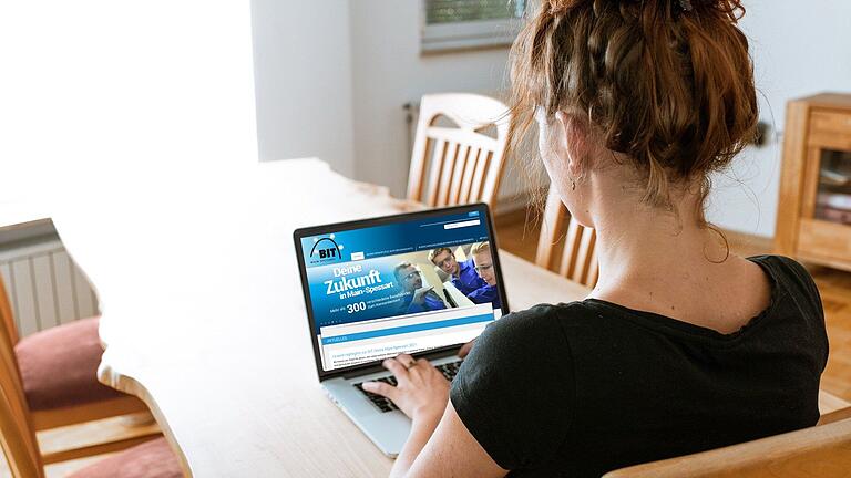Ganz bequem von daheim aus den passenden Ausbildungsplatz finden mit der BIT-Online. Ganz bequem von daheim aus den passenden Ausbildungsplatz finden mit der BIT-Online.