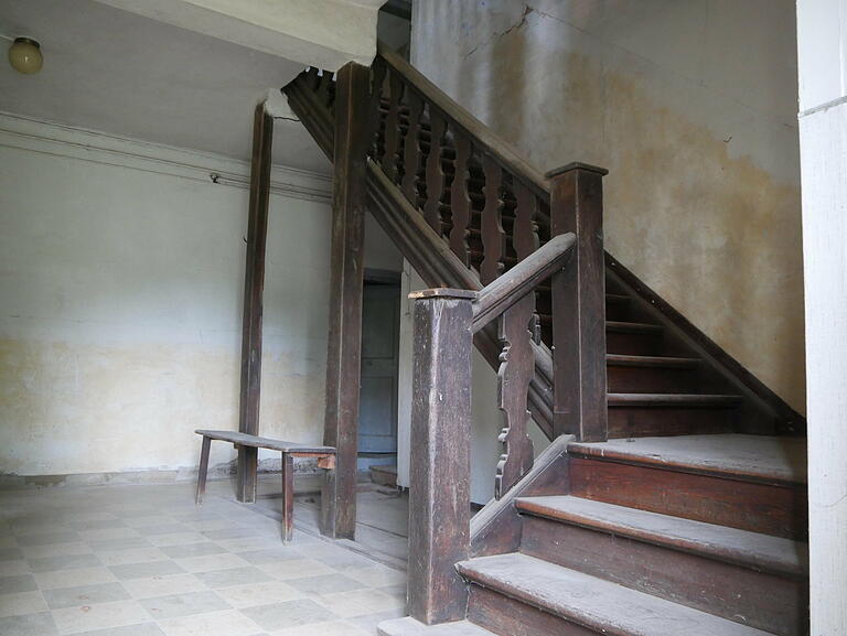 Die Planer versuchen, so viel historische Substanz wie möglich zu erhalten. Auch die alte Eichenholztreppe im Herrenhaus bleibt bestehen. Die Planer versuchen, so viel historische Substanz wie möglich zu erhalten. Auch die alte Eichenholztreppe im Herrenhaus bleibt bestehen. 